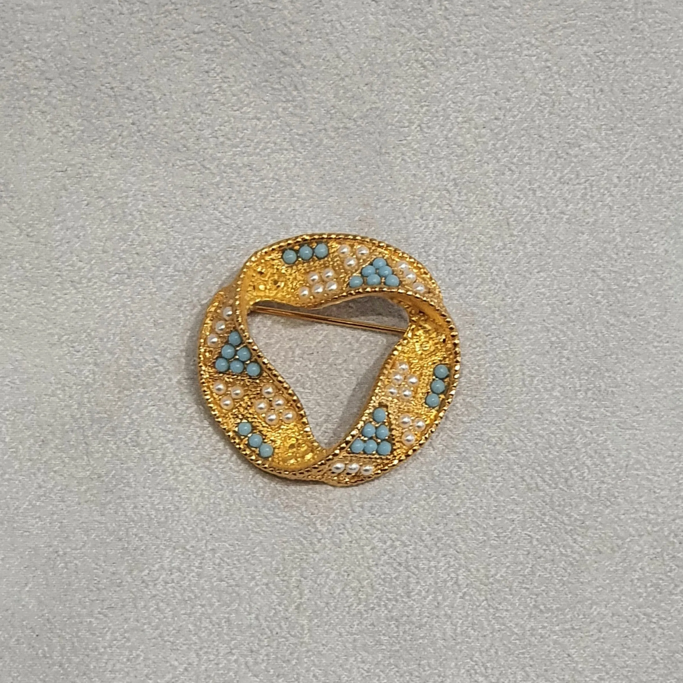 Vintage turquoise and pearl ribbon circle brooch